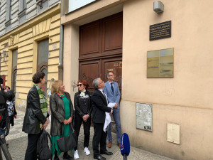 VIDEO: Děvče z Karlína, které se nebálo postavit komunistům. Věra Čáslavská má v Praze pamětní desku