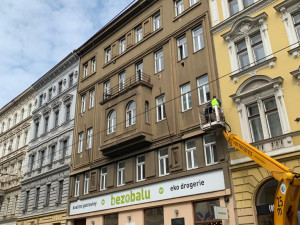 VIDEO: Děvče z Karlína, které se nebálo postavit komunistům. Věra Čáslavská má v Praze pamětní desku