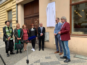 VIDEO: Děvče z Karlína, které se nebálo postavit komunistům. Věra Čáslavská má v Praze pamětní desku