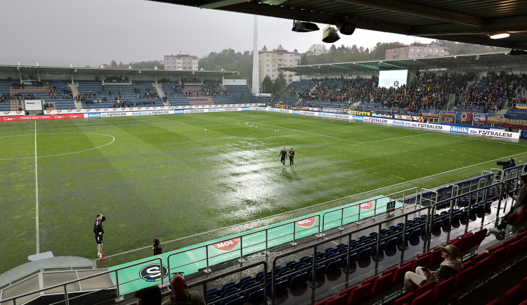 Finále fotbalového poháru mezi Slováckem a Spartou bylo kvůli dešti odloženo