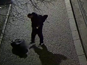 VIDEO: Muž zkopal parťáka na zastávce. Ležícímu ještě prohledal kapsy