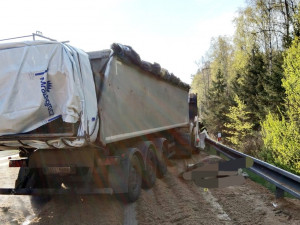 Při nehodě nákladních aut na D1 zahynuli dva koně