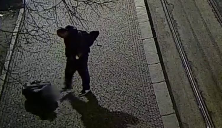 Útočník muže kopal a chtěl okrást.