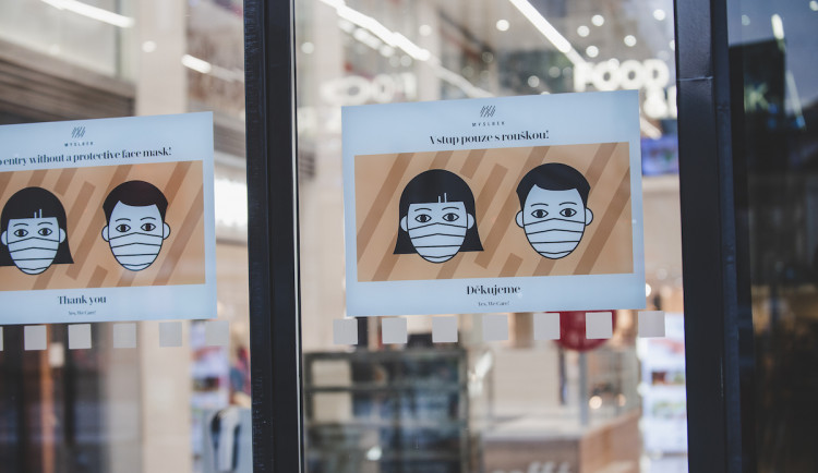 Skončil stav pandemické pohotovosti. Lidé už si nemusí nosit roušky ani v nemocnicích