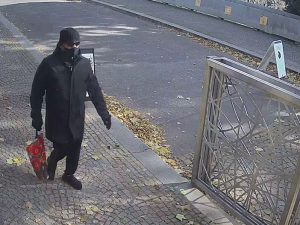VIDEO: Ozbrojení muži při loupeži ukradli miliony. Zaměstnance zbili a svázali