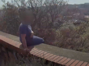 VIDEO: Muž chtěl skočit z vyšehradských hradeb, policista mu to rozmluvil