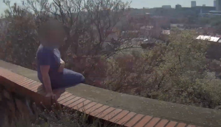 Policista muži skok rozmluvil.