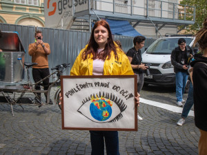 VIDEO: Studenti v Praze stávkovali za klima. Nejít do školy, nám přijde adekvátní, říká jejich mluvčí
