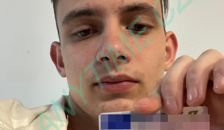 Mladík ukradl druhému batoh. Pak poslal selfie s ukradeným řidičákem do půjčovny aut