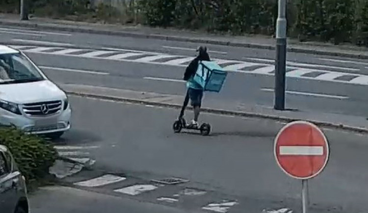 VIDEO: Kurýr, který rozvážel po Praze jídlo na koloběžce, zemřel. Podle policie možná cizí vinou