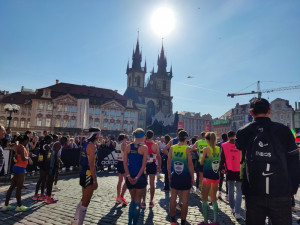 FOTO: Začal tradiční pražský maraton. Běží jednotlivci, týmy i rodiny