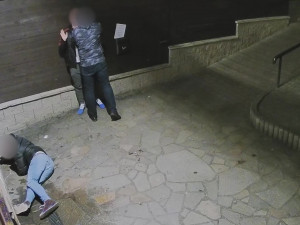 VIDEO: Zhrzený útočník surově zmlátil dva mladíky. Hrozí mu až deset let vězení