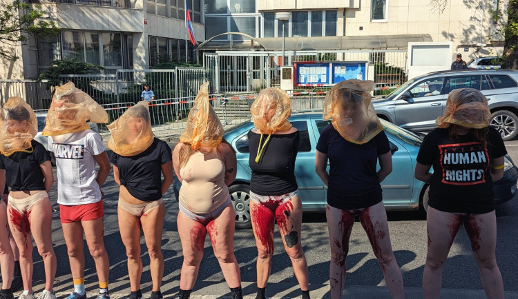 Demonstrace před ruským velvyslanectvím.