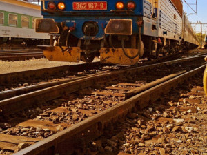 Na trati v Praze zemřel člověk po srážce s vlakem