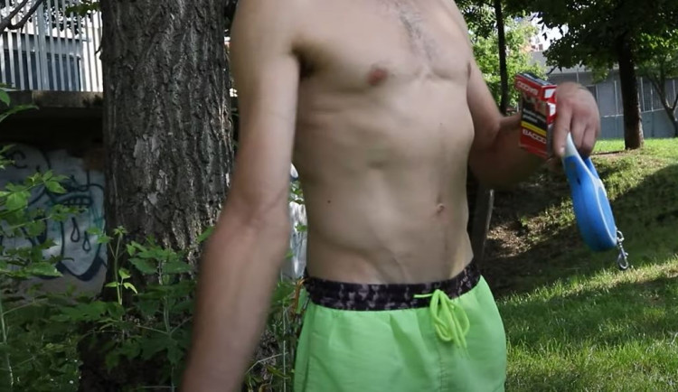 VIDEO: Policisté si vyhlédli dealera drog. Chytili ho přímo při prodeji