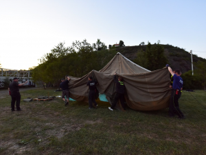 VIDEO: Hasiči postavili v Troji stanové městečko pro sto padesát uprchlíků. Je to málo, říkají dobrovolníci