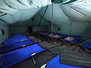 VIDEO: Hasiči postavili v Troji stanové městečko pro sto padesát uprchlíků. Je to málo, říkají dobrovolníci