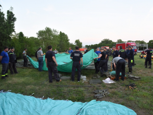 VIDEO: Hasiči postavili v Troji stanové městečko pro sto padesát uprchlíků. Je to málo, říkají dobrovolníci