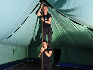 VIDEO: Hasiči postavili v Troji stanové městečko pro sto padesát uprchlíků. Je to málo, říkají dobrovolníci