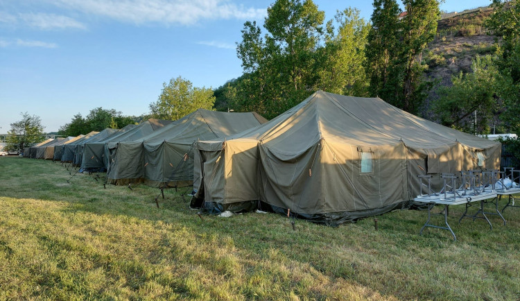 Hasiči postavili deset stanů.
