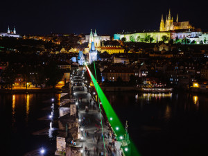 Laserový paprsek dnes protne Karlův most. Propojí Staré Město a Malou Stranu