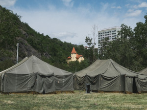 FOTOGALERIE: Z nádraží do stanů. Podívejte se, kde budou spát uprchlíci z Ukrajiny