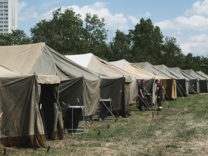 FOTOGALERIE: Z nádraží do stanů. Podívejte se, kde budou spát uprchlíci z Ukrajiny