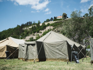 FOTOGALERIE: Z nádraží do stanů. Podívejte se, kde budou spát uprchlíci z Ukrajiny