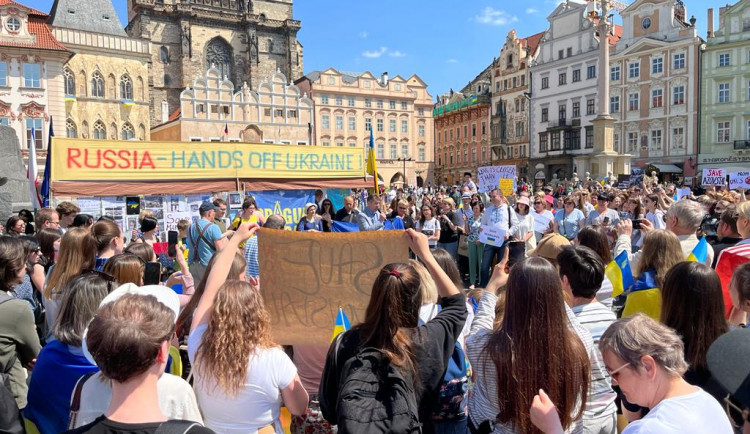 Na náměstí se sešlo přes dvě stě lidí.