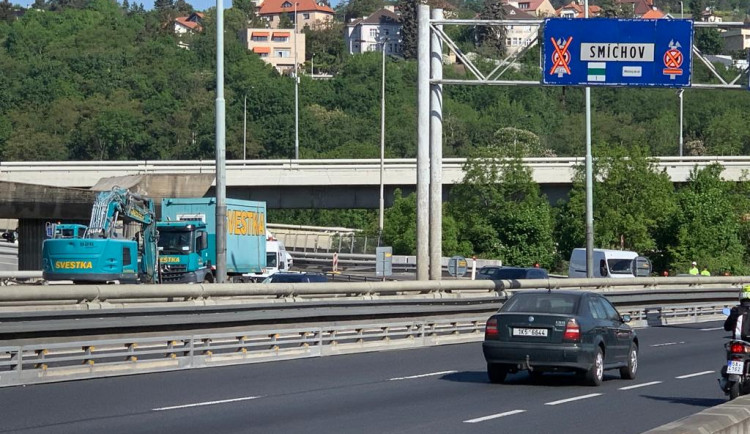 VIDEO: Na Barrandovském mostě už se frézuje, doprava je omezena. Podívejte se přímo na místo