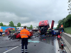 Na dálnici u Prahy přejel kamion do protisměru. Dva lidé zemřeli, další jsou zranění