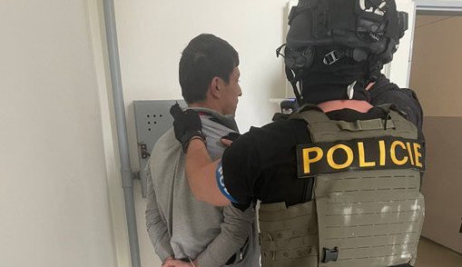 Muže zadrželi příslušníci zásahové jednotky.