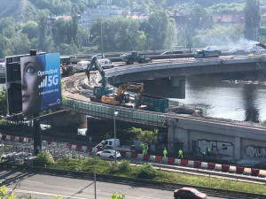 VIDEO: Opravy Barrandovského mostu pokračují. Dělníci začali bourat nájezd ze Strakonické