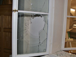 Muž se vloupal do vinárny. Policisté ho tam našli, jak popíjí víno z lahve, prý neměl kde spát