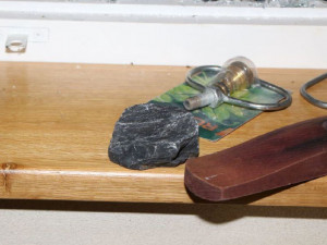 Muž se vloupal do vinárny. Policisté ho tam našli, jak popíjí víno z lahve, prý neměl kde spát