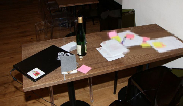 Muž se vloupal do vinárny. Policisté ho tam našli, jak popíjí víno z lahve, prý neměl kde spát