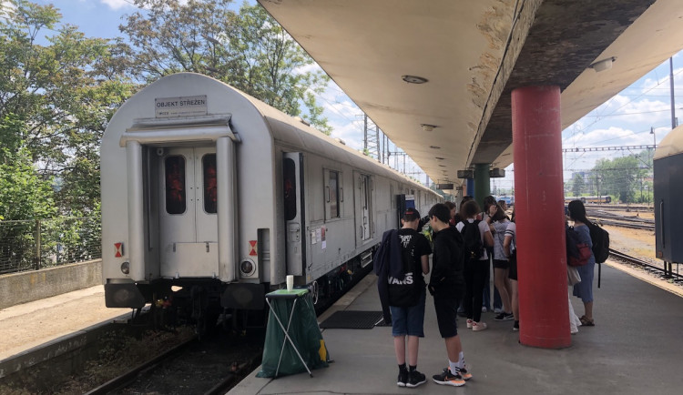 Vzdělávací vlak stojí na Smíchovském nádraží.