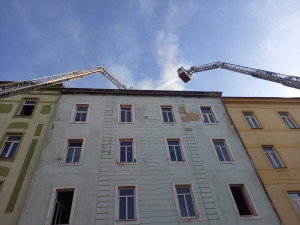 Ve Vysočanech hořel podkrovní byt. Hasiči museli evakuovat i obyvatele sousedních domů