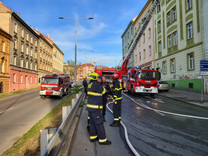Ve Vysočanech hořel podkrovní byt. Hasiči museli evakuovat i obyvatele sousedních domů