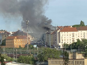 Ve Vysočanech hořel podkrovní byt. Hasiči museli evakuovat i obyvatele sousedních domů