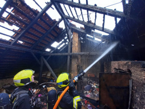 Ve Vysočanech hořel podkrovní byt. Hasiči museli evakuovat i obyvatele sousedních domů