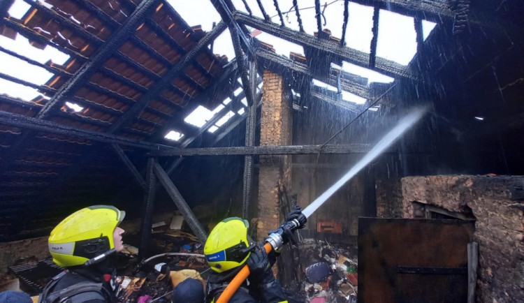 Podkroví kompletně vyhořelo.