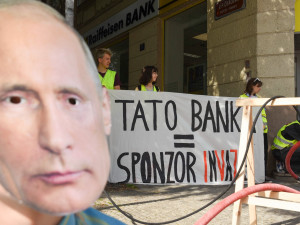 VIDEO: Falešný plynovod a muž v masce Putina. Aktivisté demonstrovali proti podpoře ruského průmyslu