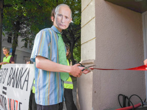 VIDEO: Falešný plynovod a muž v masce Putina. Aktivisté demonstrovali proti podpoře ruského průmyslu