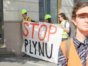 VIDEO: Falešný plynovod a muž v masce Putina. Aktivisté demonstrovali proti podpoře ruského průmyslu