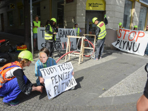 VIDEO: Falešný plynovod a muž v masce Putina. Aktivisté demonstrovali proti podpoře ruského průmyslu
