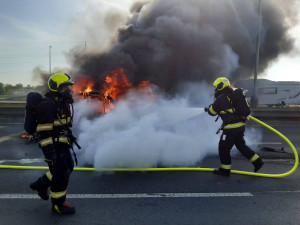 VIDEO: Požár auta v Praze zablokoval dopravu