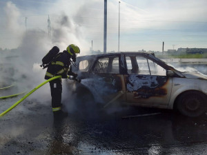 VIDEO: Požár auta v Praze zablokoval dopravu