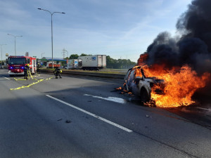 VIDEO: Požár auta v Praze zablokoval dopravu