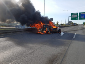 VIDEO: Požár auta v Praze zablokoval dopravu